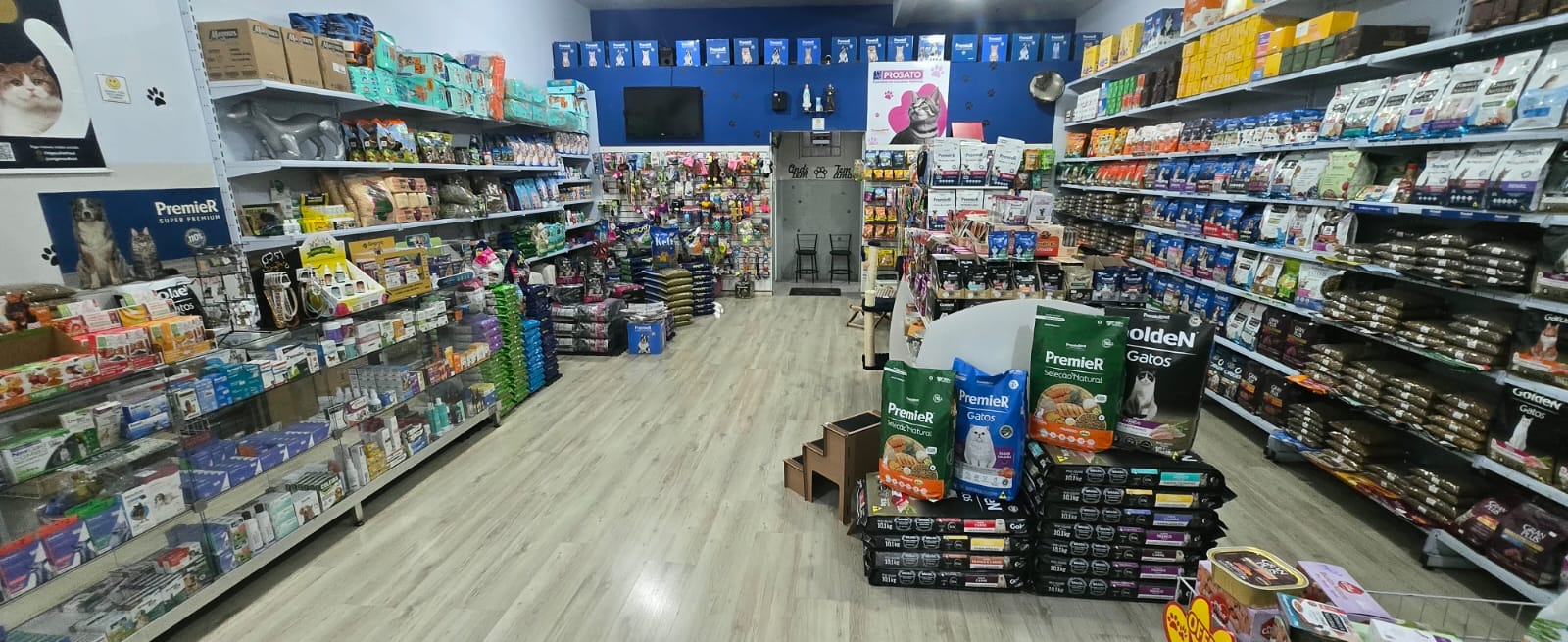 Vista central da loja PetCare Queirós com prateleiras abastecidas