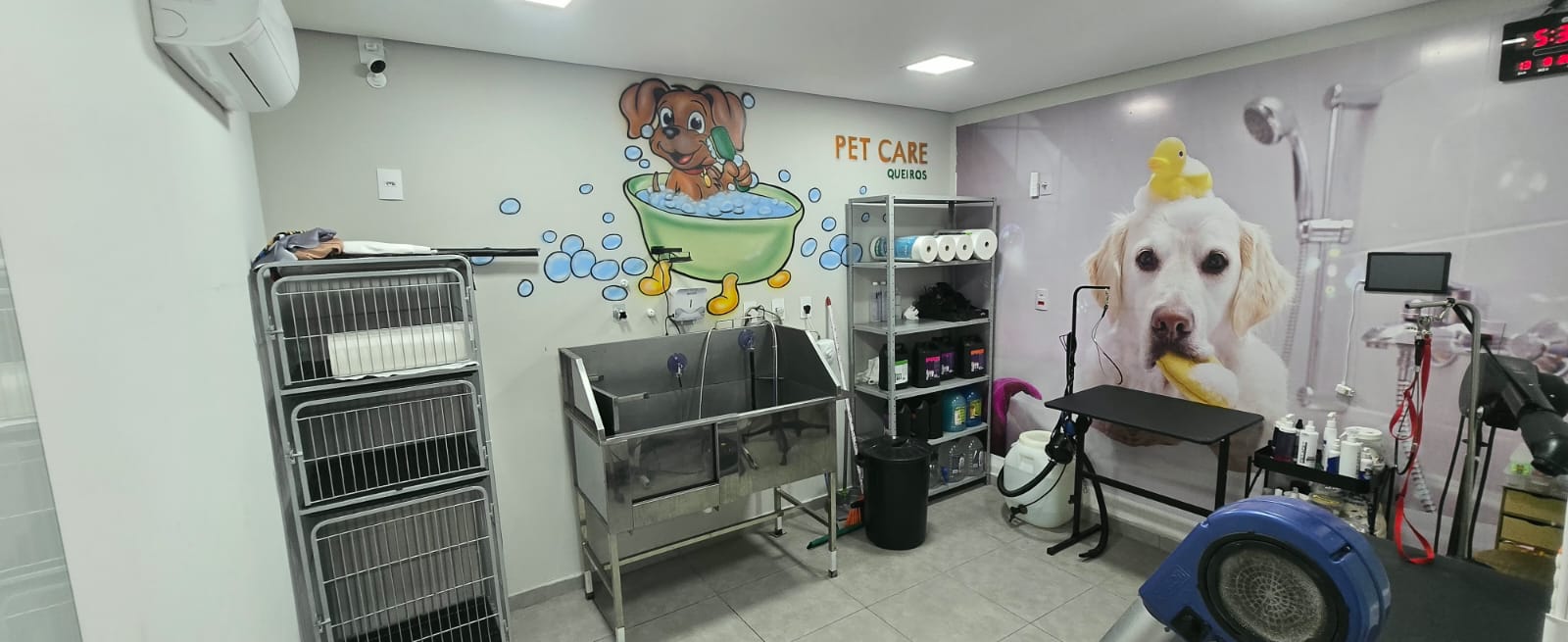 Sala de banho e tosa da PetCare Queirós
