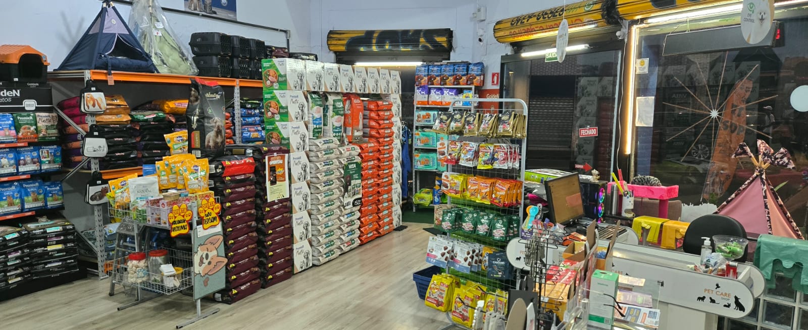 Entrada interna da PetCare Queirós com produtos organizados